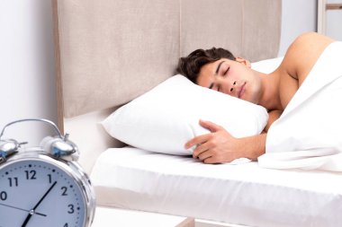 Genç adam sabah uyanma zorlanıyor