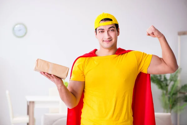 Superhelden-Lieferheld mit Schachtel — Stockfoto