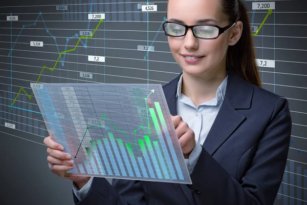 Zakenvrouw in online handelen in aandelen business concept — Stockfoto