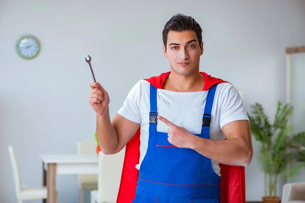 Super bohater naprawczy pracuje w domu — Zdjęcie stockowe