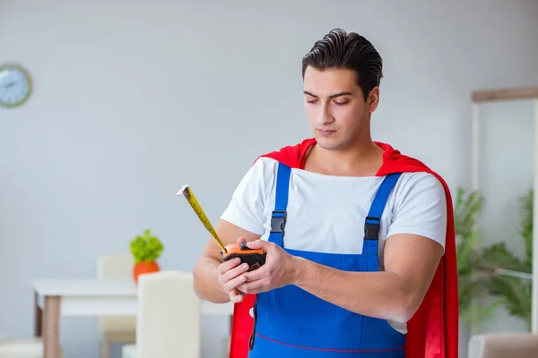 Superhelden-Reparateur arbeitet zu Hause — Stockfoto