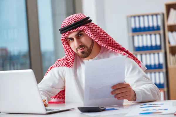 Homme d'affaires arabe travaillant sur ordinateur portable — Photo