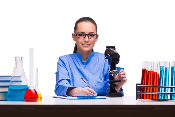 Giovane medico donna in laboratorio isolato su bianco — Foto Stock