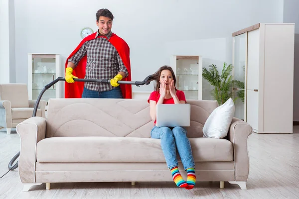 Superbohater mąż pomaga żonie w domu — Zdjęcie stockowe