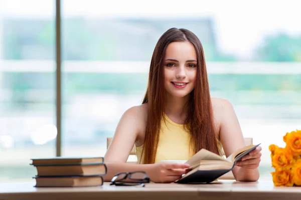Ung kvinna förbereder sig för skolprov — Stockfoto