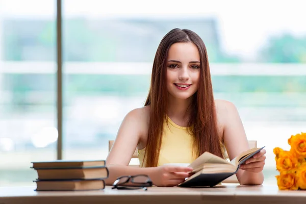 Junge Frau bereitet sich auf Schulprüfungen vor — Stockfoto