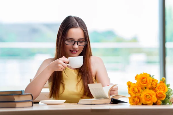 Ung student dricker kaffe medan plötsligt — Stockfoto