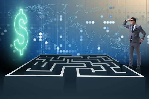 Человек пытается добраться до долларов через лабиринт
