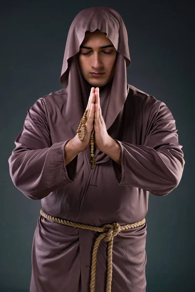 Mnich w religijnych koncepcji na szarym tle — Zdjęcie stockowe