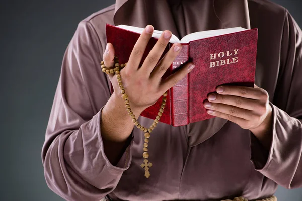 Mönch in religiösem Konzept auf grauem Hintergrund — Stockfoto