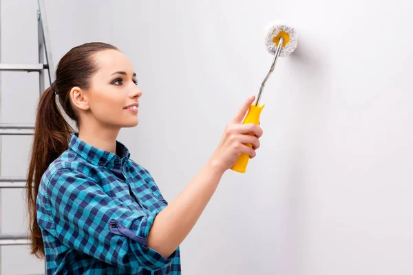 Mulher pintando a parede em DIY conceito — Fotografia de Stock