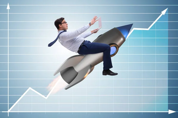 Homme d'affaires volant sur fusée dans le concept d'entreprise — Photo