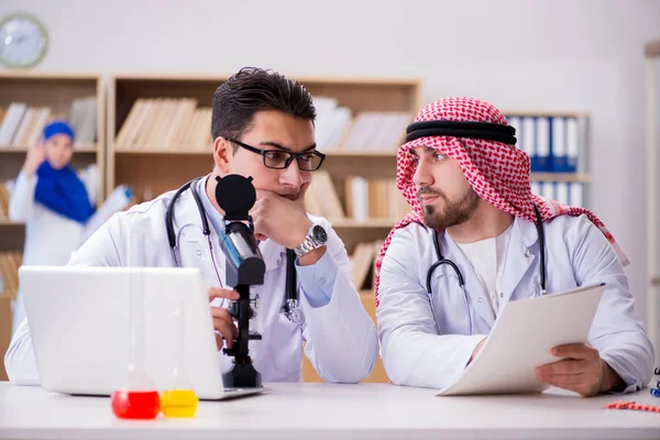 Concetto di diversità con i medici in ospedale — Foto Stock