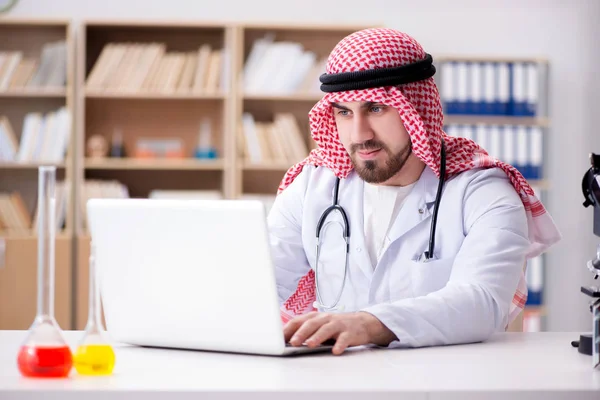 Medico arabo che lavora nell'ospedale del laboratorio — Foto Stock