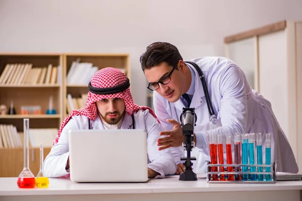 Diversitätskonzept mit Ärzten im Krankenhaus — Stockfoto