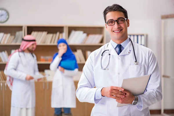 Concepto de diversidad con los médicos en el hospital —  Fotos de Stock