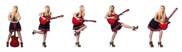 Женщина-гитаристка, изолированная на белом — стоковое фото