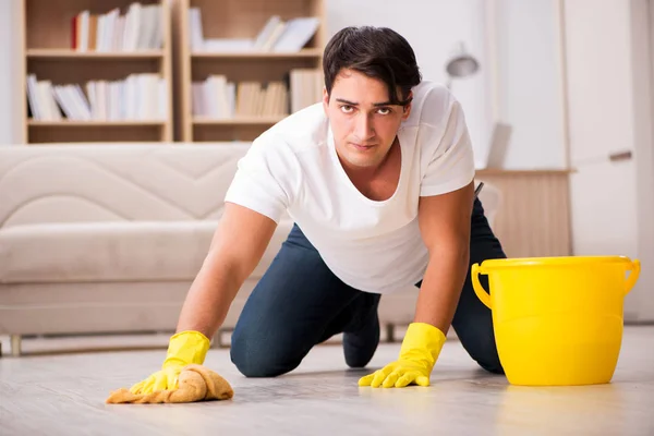 Man husband cleaning the house helping wife — Stock Photo, Image