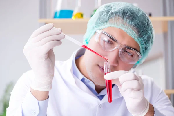 Analisi del sangue in laboratorio con un giovane scienziato — Foto Stock