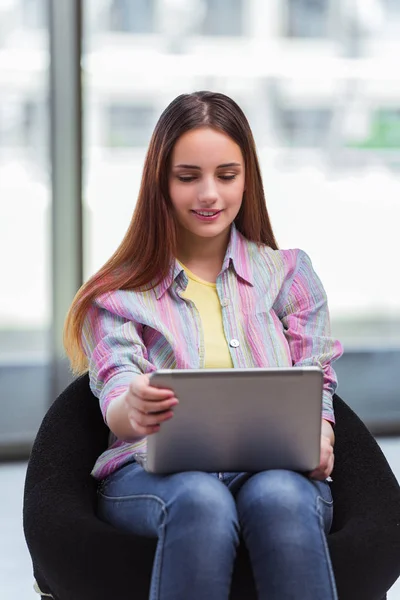 Jong meisje surfen internet op laptop — Stockfoto