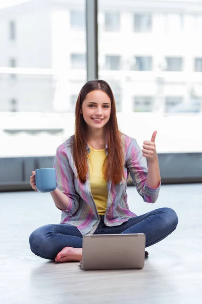 Junges Mädchen surft auf Laptop im Internet — Stockfoto