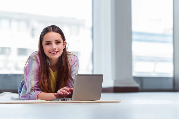 Junges Mädchen surft auf Laptop im Internet — Stockfoto