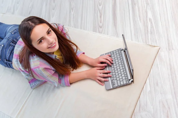 Jong meisje surfen internet op laptop — Stockfoto