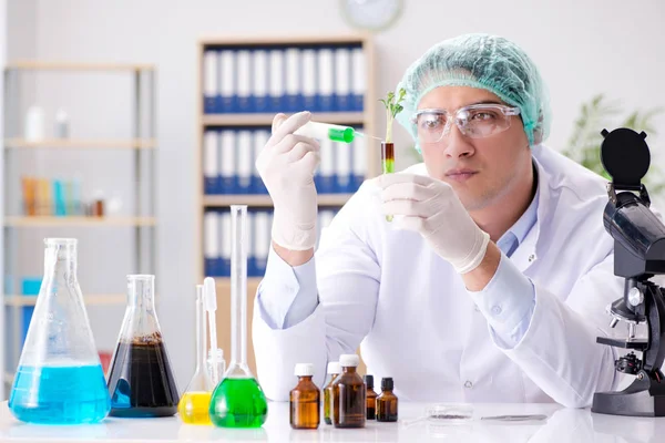 Concetto biotecnologico con scienziato in laboratorio — Foto Stock