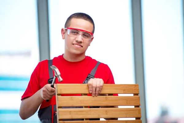 Mobiliário jovem carpinteiro em conceito industrial — Fotografia de Stock