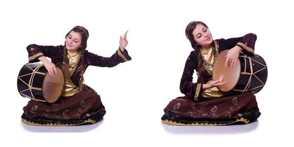Geleneksel davul nagara oynayan genç azeri kadın — Stok fotoğraf
