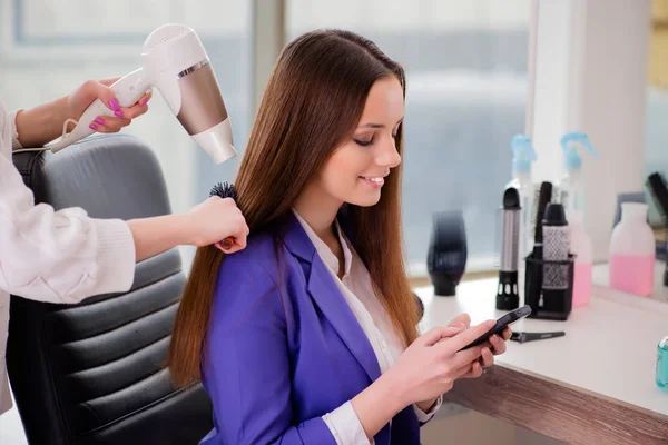 Donna ottenere i suoi capelli fatto in salone di bellezza — Foto Stock