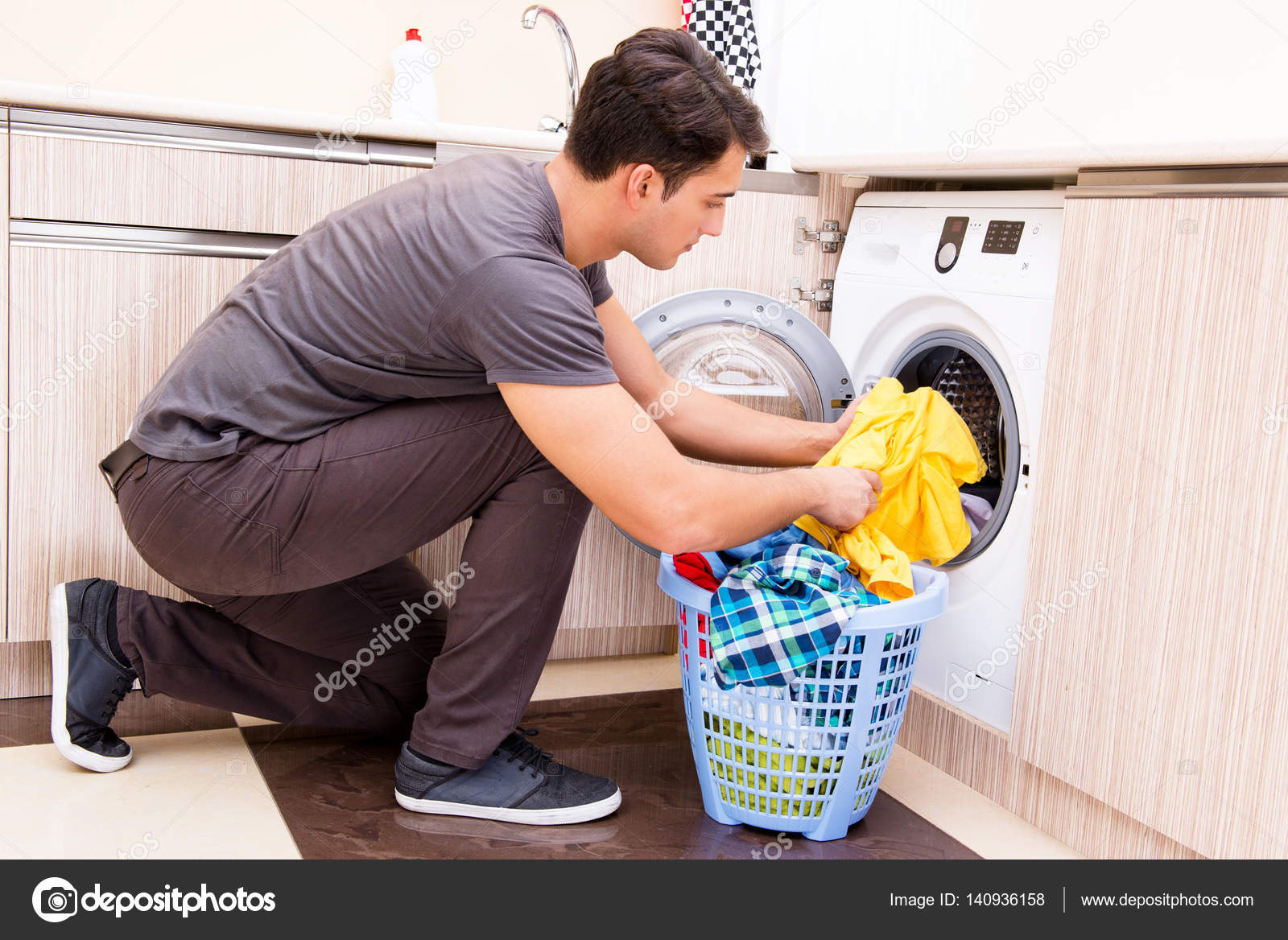 Lavando ropa hombre fotos de stock, imágenes de Lavando ropa hombre sin  royalties | Depositphotos
