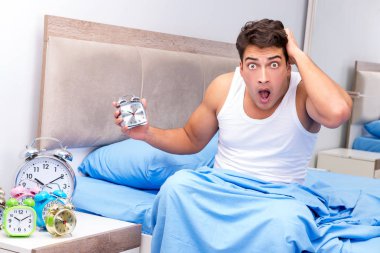 Adam sabahları uyanmakta zorlanıyor.