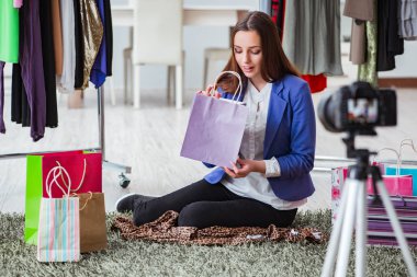 Moda blogcusu blog için video kaydediyor