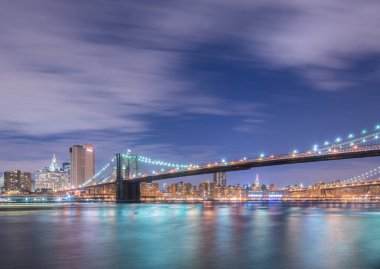 Manhattan ve Brooklyn köprüsünün gece manzarası