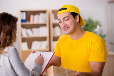 Paket teslim eden teslimatçı.