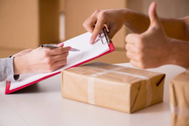Paket teslim eden teslimatçı.
