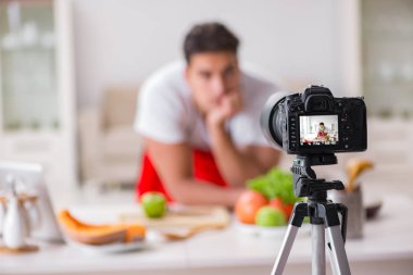 Mutfakta çalışan yemek blogcusu.