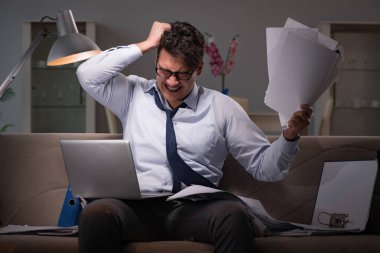 İşadamı işkolik evde geç saatlere kadar çalışıyor