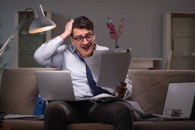 İşadamı işkolik evde geç saatlere kadar çalışıyor