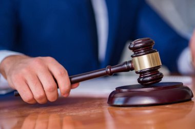 Tokmaklı yakışıklı yargıç mahkeme salonunda oturuyor.