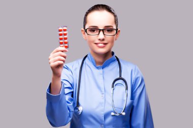 Tıbbi konseptte genç doktor