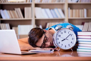 Genç öğrenci geç onun sınavlarına hazırlanıyor