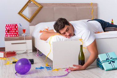 Yoğun bir Noel 'den sonra evde parti var.