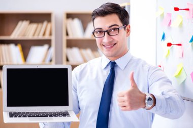 Onun laptop ekran gösteren genç işadamı