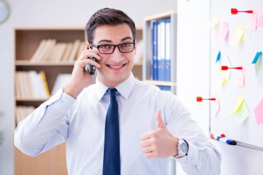 Ofiste çalışan bir işadamı.