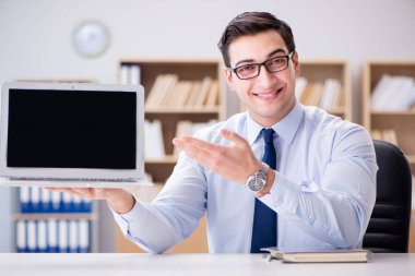 Dizüstü ekran gösteren işadamı