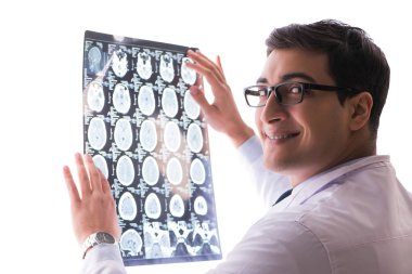 Genç doktor bilgisayardaki röntgen görüntülerine bakıyor.