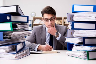 Aşırı çalışma nedeniyle stresli bir işadamı