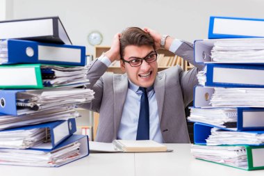 Aşırı çalışma nedeniyle stresli bir işadamı